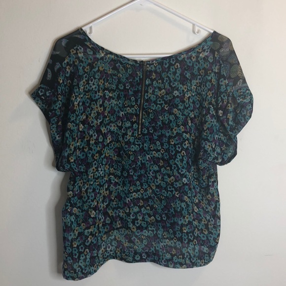 Sheer floral slightly cropped Xhiliration top! - Picture 4 of 7